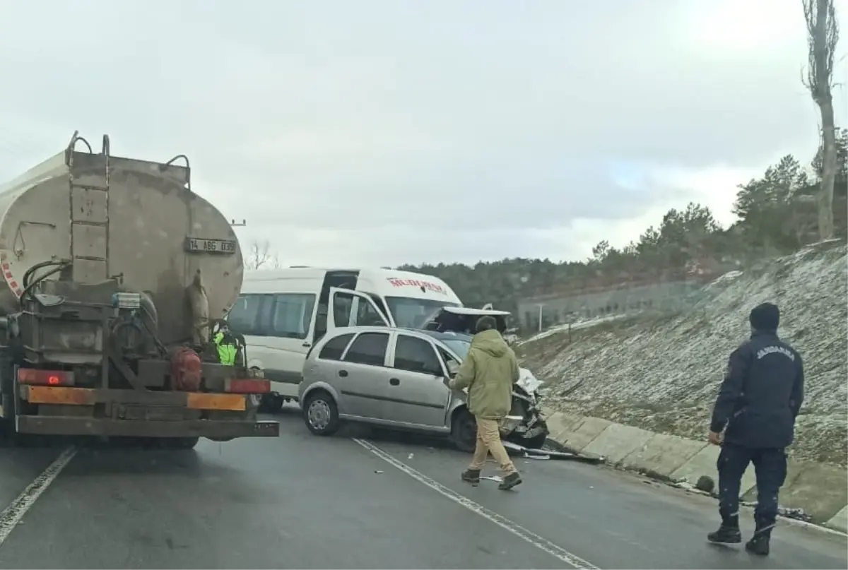 Bolu’da Ani Buzlanma Nedeniyle Otomobil ve Minibüs Çarpıştı: 1 Ölü, 9 Yaralı