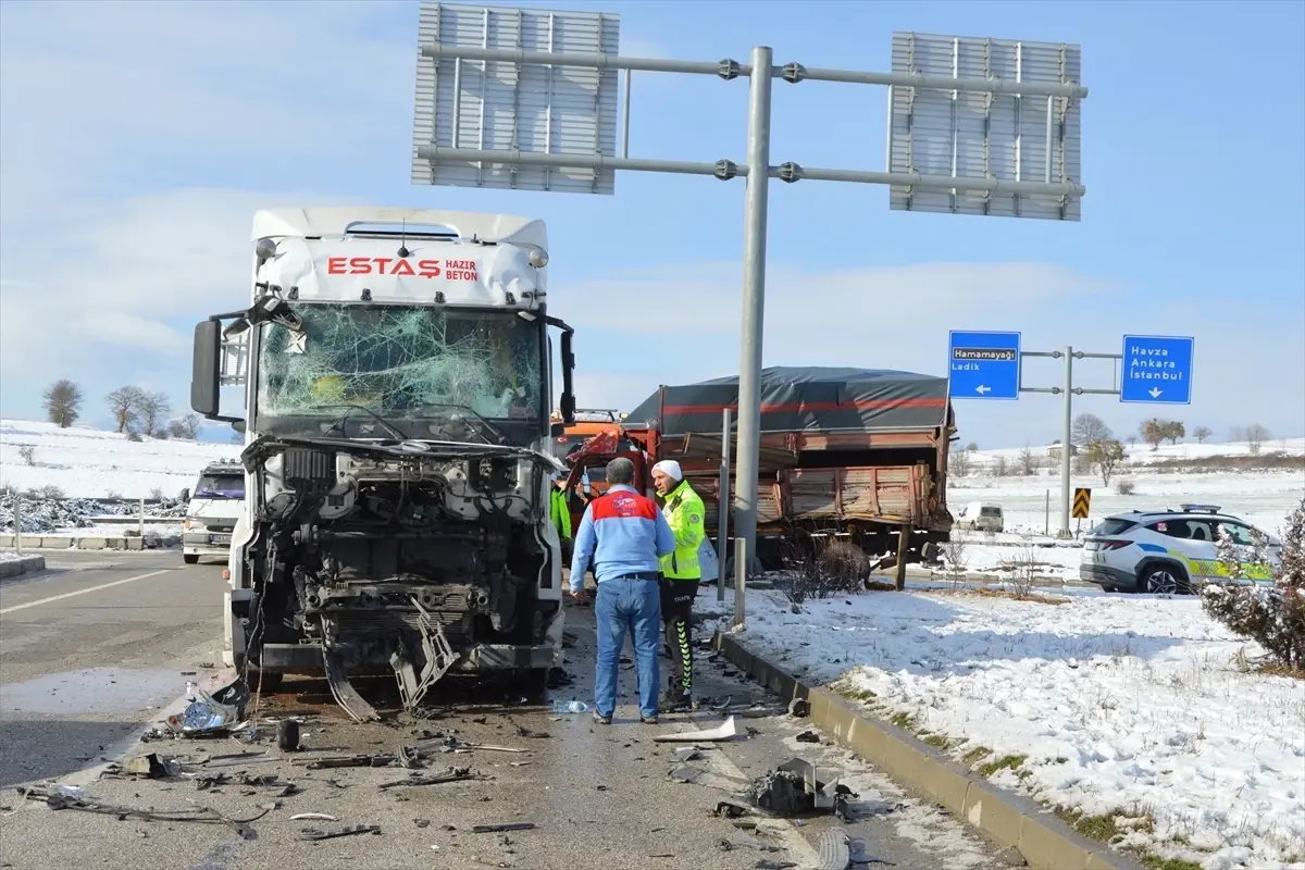 Samsun Havza’da Tır ve Kamyon Çarpışması: İki Kişi Yaralı