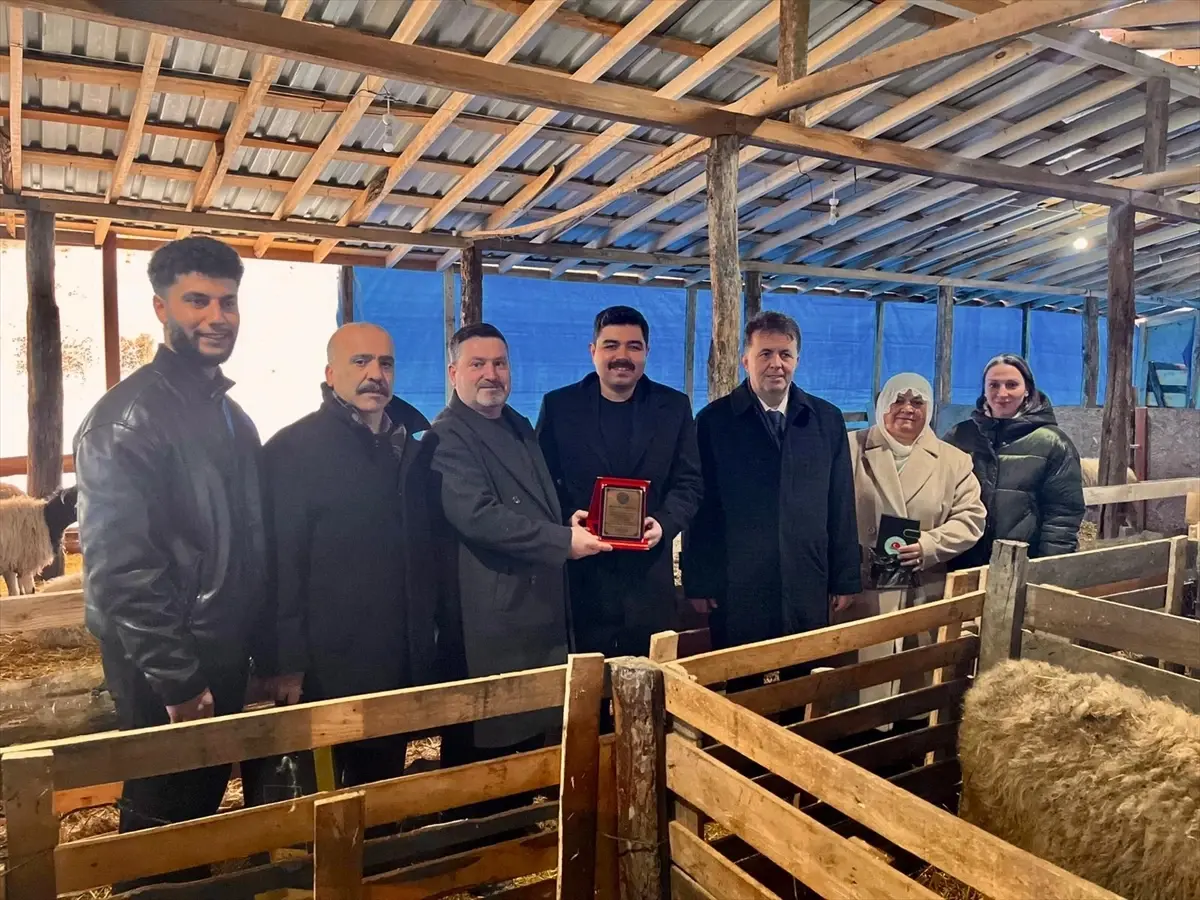 Türkeli’de Genç Çiftçilere Başarı Plaketi Takdim Edildi