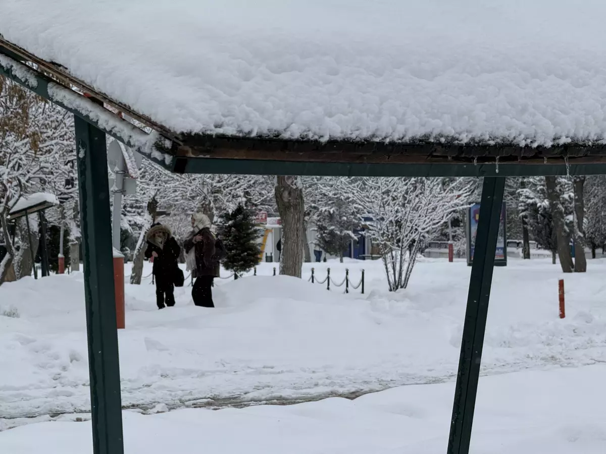 Sivas'ta Şiddetli Kar Yağışı 637 Köyün Yolunu Kapattı