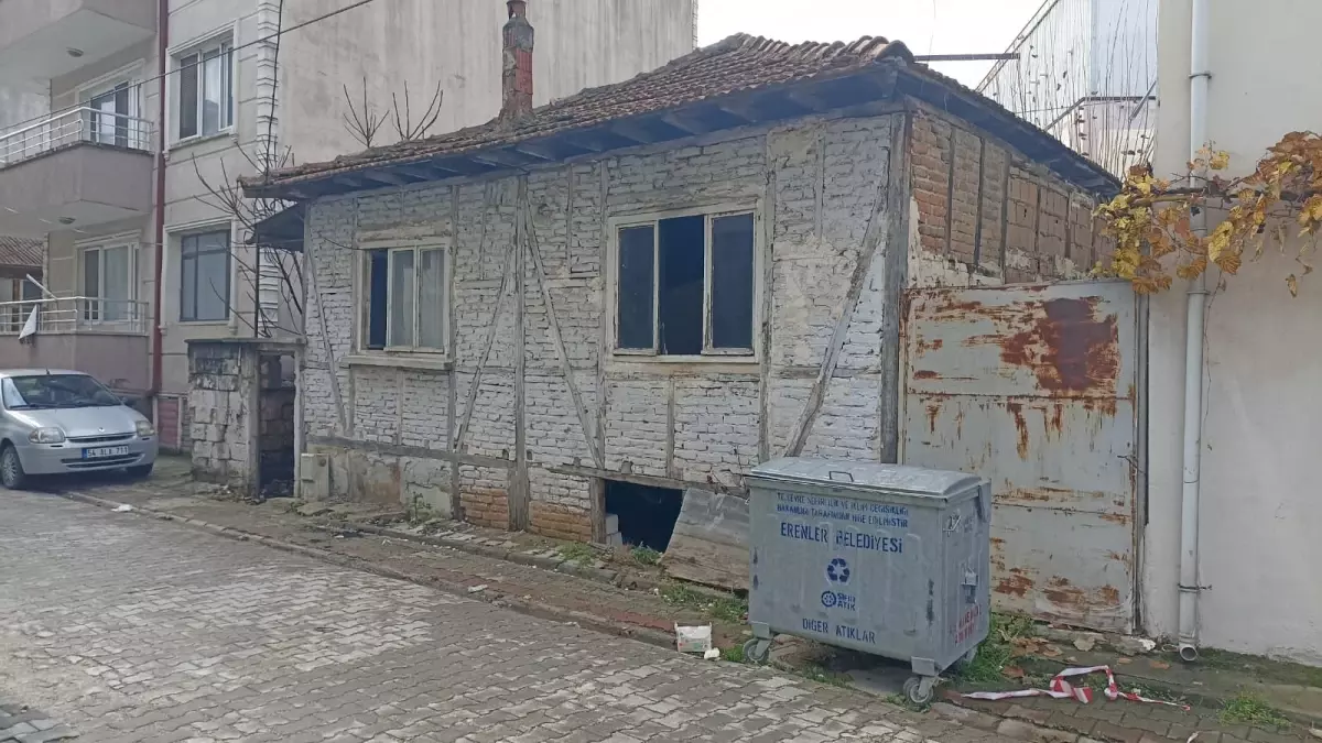 Erenler'de Tek Başına Yaşayan 62 Yaşındaki Adam Yangında Hayatını Kaybetti