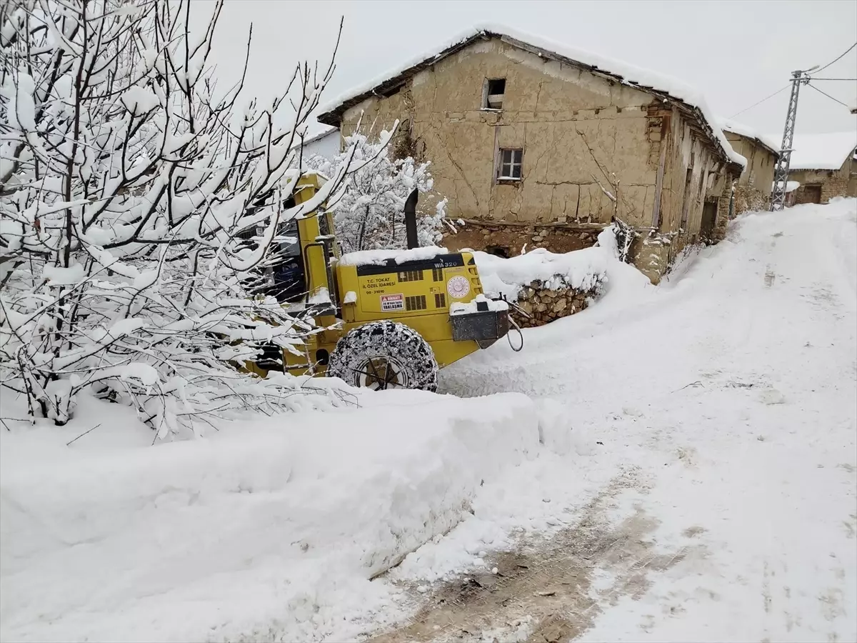 Tokat'ta Karla Kapalı Köy Yolu Açıldı, Diyaliz Hastası Zamanında Hastaneye Ulaştırıldı
