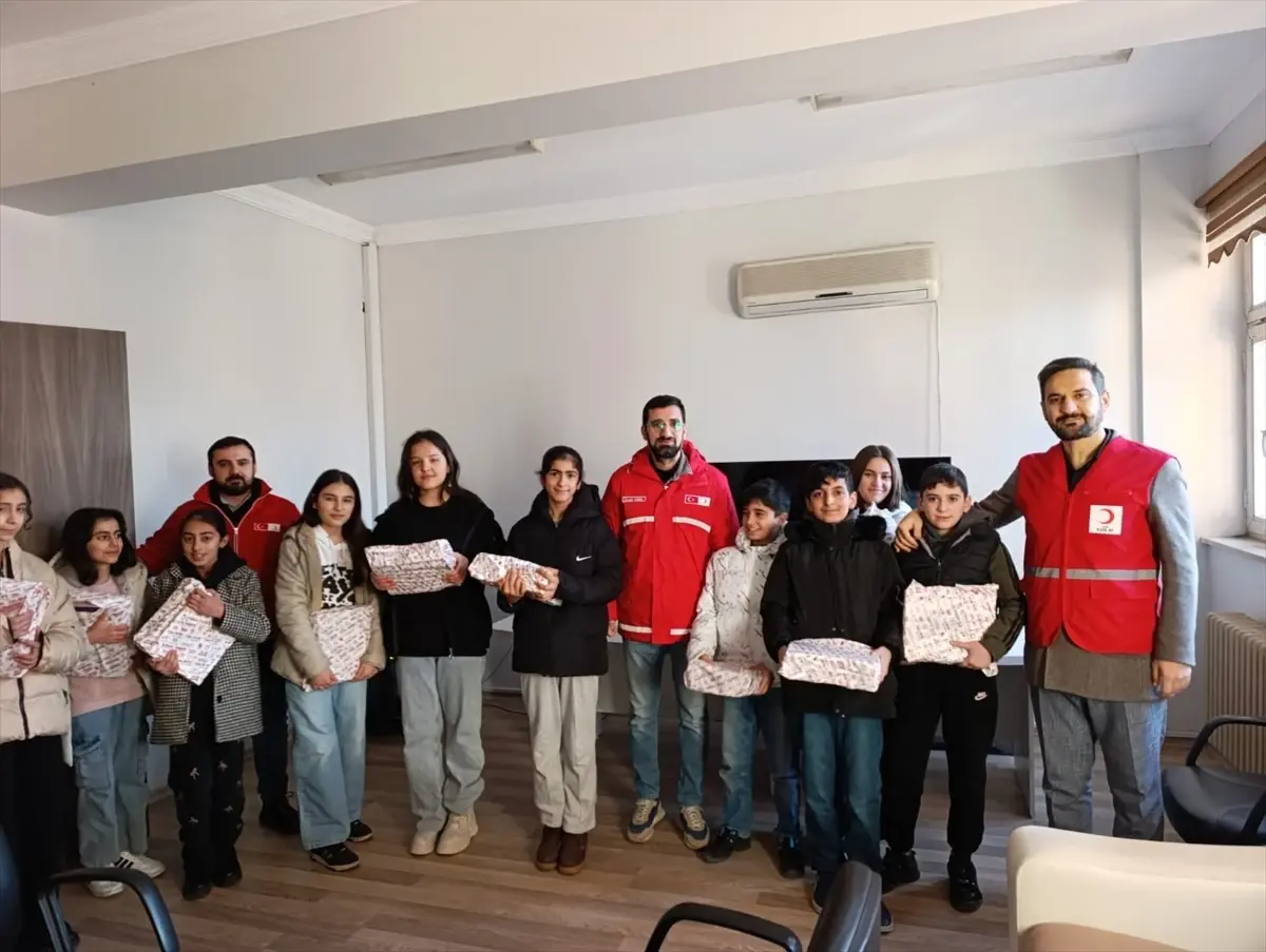 Türk Kızılay Yenişehir Şubesi 800 Öğrenciye Eğitim Seti Dağıttı