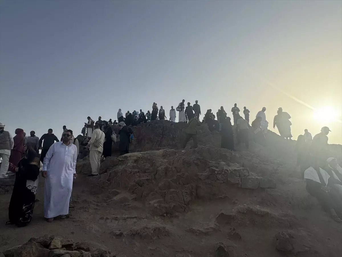 Umre Yolcuları Medine’de Kutsal Mekanları Keşfetti