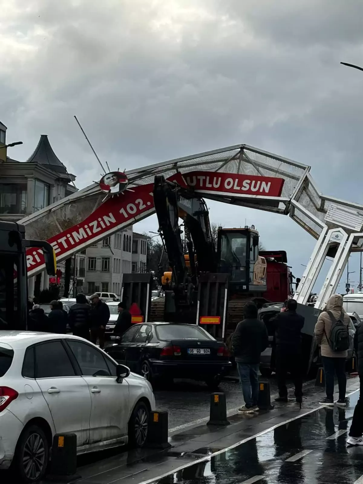 Üsküdar’da TIR Üzerindeki Ekskavatör Tabelaya Çarptı: 7 Araç Hasar Aldı