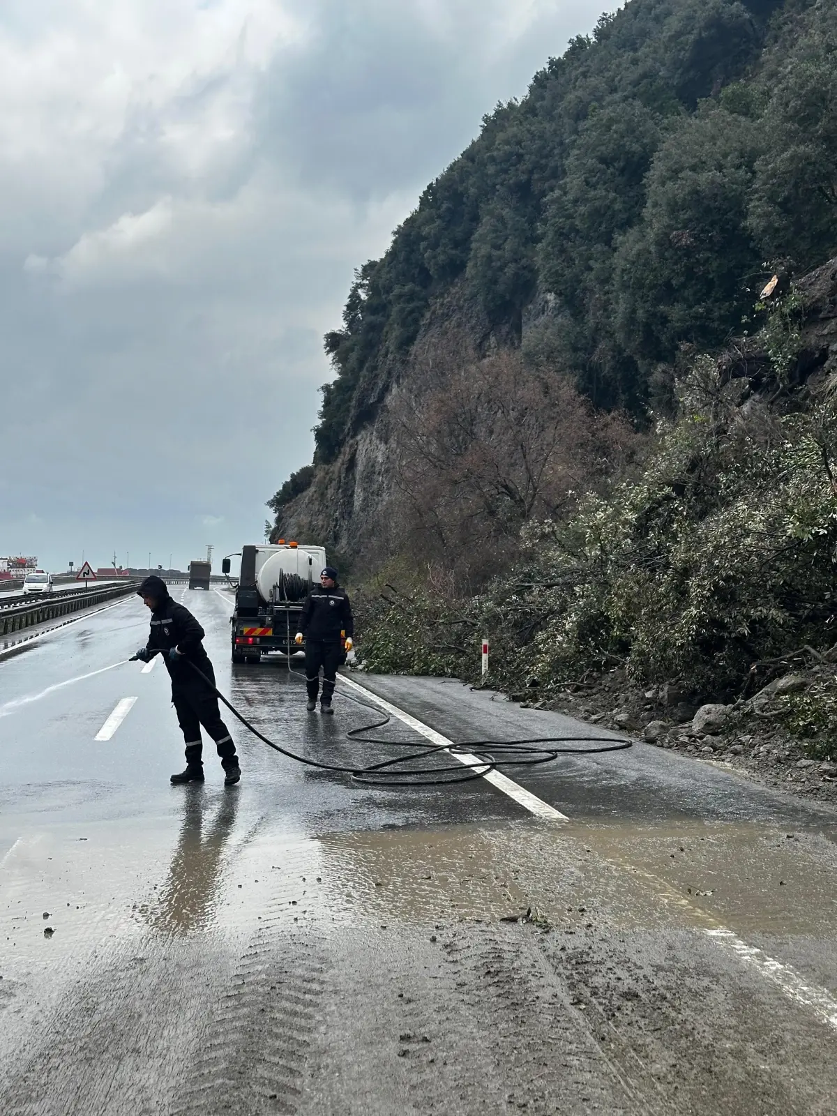 Zonguldak Ereğli’de Heyelan: Araç Kaya Parçalarına Çarptı