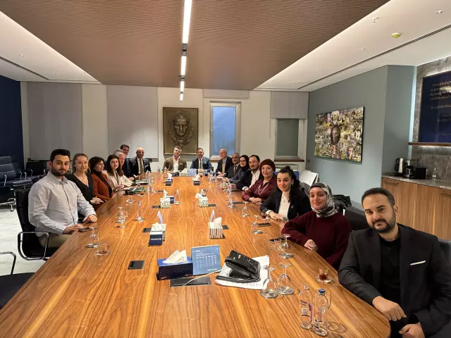 Sadettin Saran ziyareti sırasında Yeşilay temsilcileri