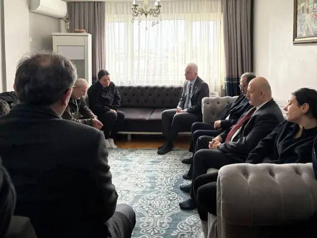 Mezar etrafındaki çiçek aranjmanı