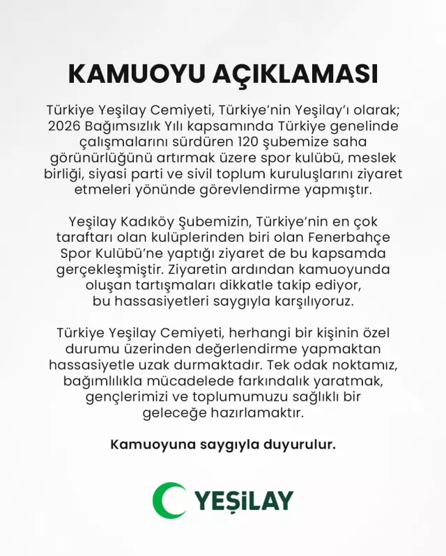 Fenerbahçe kulüp binası önünde Yeşilay logosu