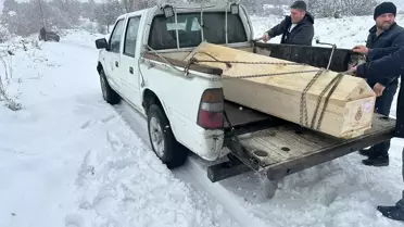 Cenaze arabası karla kaplı yolda