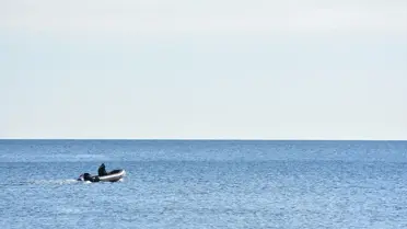 Antalya sahilinde sörf yapan gençler