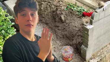 Arkadaşlar, Atlas Çağlayan'ın Mezarı Başına Kırmızı Gül ve Şeker Bıraktı