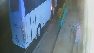 Kaza anında midibüs ve otomobil çarpışması