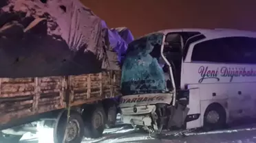 Kaza sonrası otobüs ve tır