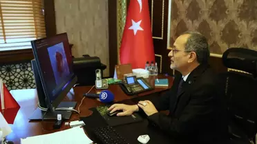 Yarışma jürisi toplantısı sırasında Prof. Dr. Erdal Çelik