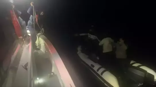 Kurtarılan göçmenler botta