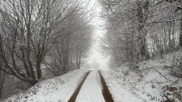 Lapseki yollarında kar birikintileri ve uyarı levhaları