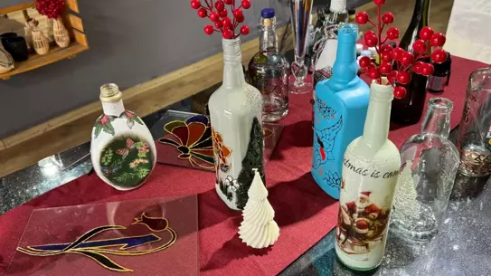 Cam atıklarından üretilen el yapımı takı örnekleri