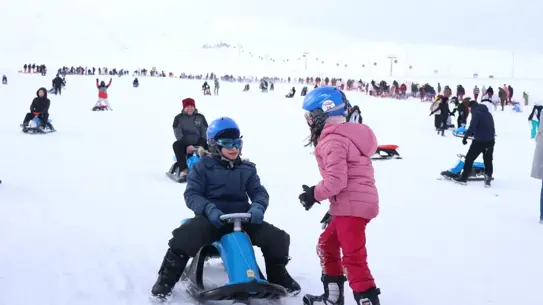 Erciyes Kayak pistlerinde karnelerini alan öğrenciler