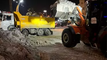 Karla mücadele eden kamyonlar