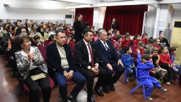 Tiyatro sahnesinde öğrenciler