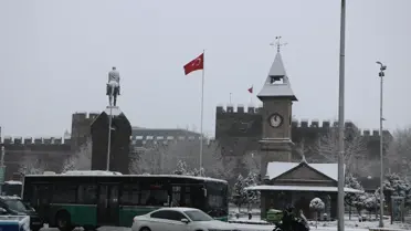 Kayseri'de Kar Yağışı Şehri Beyaza Döktü: Temizlik Çalışmaları Hız Kesmeden Devam Ediyor