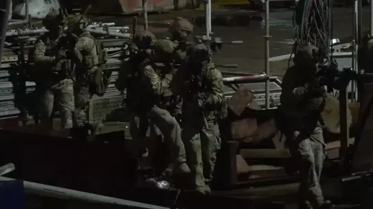 Komandoların rehine kurtarma tatbikatından bir an