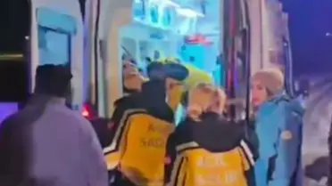 Sağlık ekiplerinin Malatya’da doğum yapan anne ve bebeği hastaneye taşıması