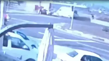 Kazada hasar gören otomobil ve traktör