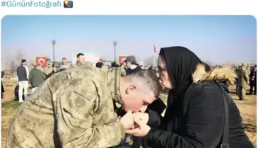 Ana ve asker oğlunun birlikte poz verdiği duygusal an