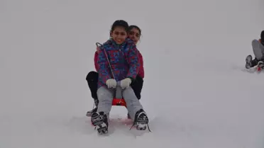 Kayak tutkunları Güzeldağ Kayak Merkezi'nde