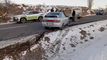 Kazada çarpışan otomobiller