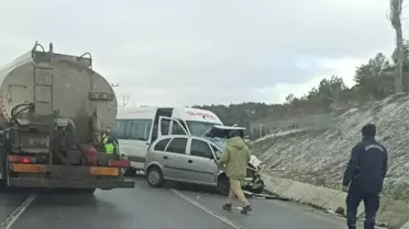 Kaza sonrası hasar gören otomobil ve minibüs