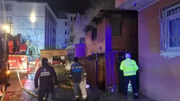 Yangın söndürülürken itfaiye ekipleri