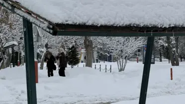 Sivas'ta karla kaplı bir köy yolu