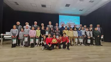 Şenlikte birinci olan TOKİ Çelebi Mehmet İlkokulu öğrencileri