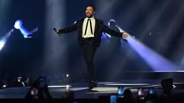 Tarkan sahnede canlı performans sergiliyor