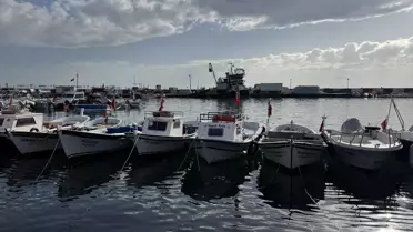 Balıkçılar denizde ağlarıyla