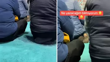 Camide namaz kılan işçinin yıpranmış çorapları