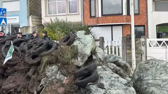 Patates yığınıyla dolu Paris sokakları