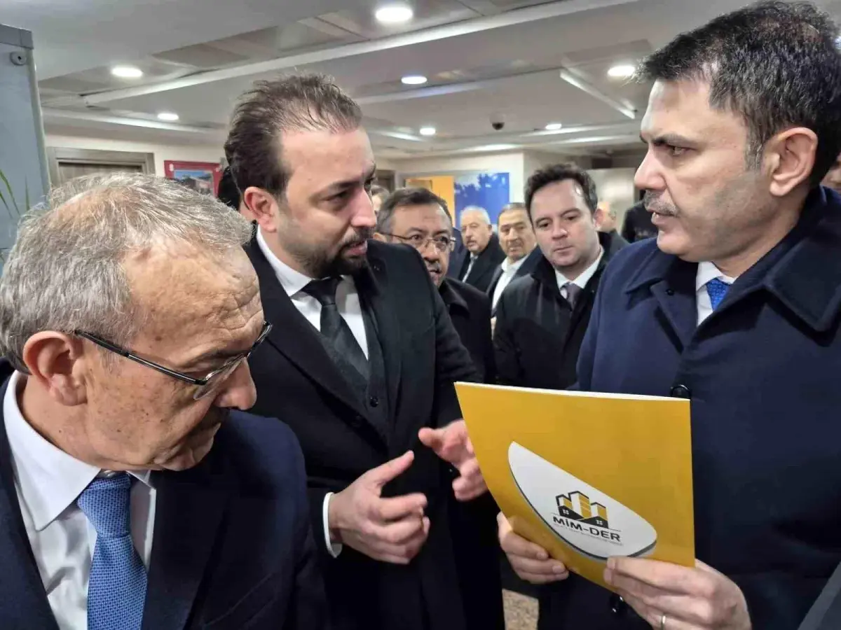 Bülbüloğlu, Malatya Dönüşüm Sürecine İlişkin Detaylı Raporu Bakan Kurum’a Sunuyor