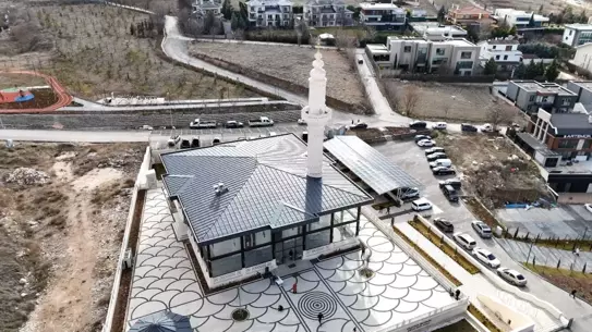 Camii içinde yer alan güneş enerjisi panelleri ve kadınlara özel ibadet alanı