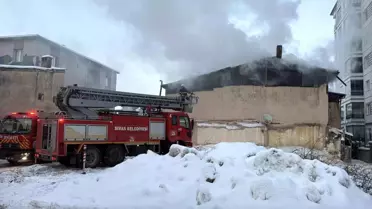 Yangın söndürülürken itfaiye ekipleri