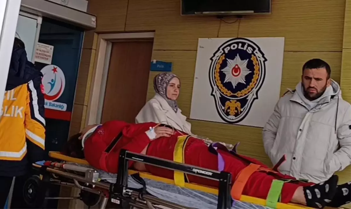 İnegöl'de Araç Ağaca Çarptı: Sürücü Hastaneye Kaldırıldı