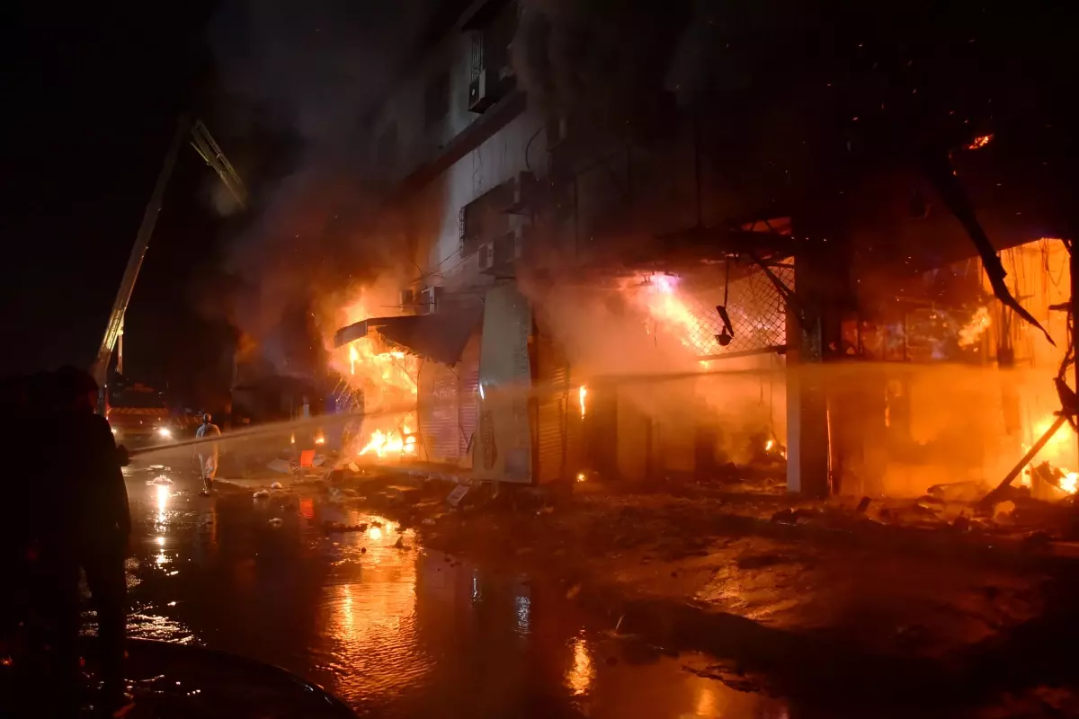 Karaçi Alışveriş Merkezi Yangını: 6 Ölü, 20+ Yaralı