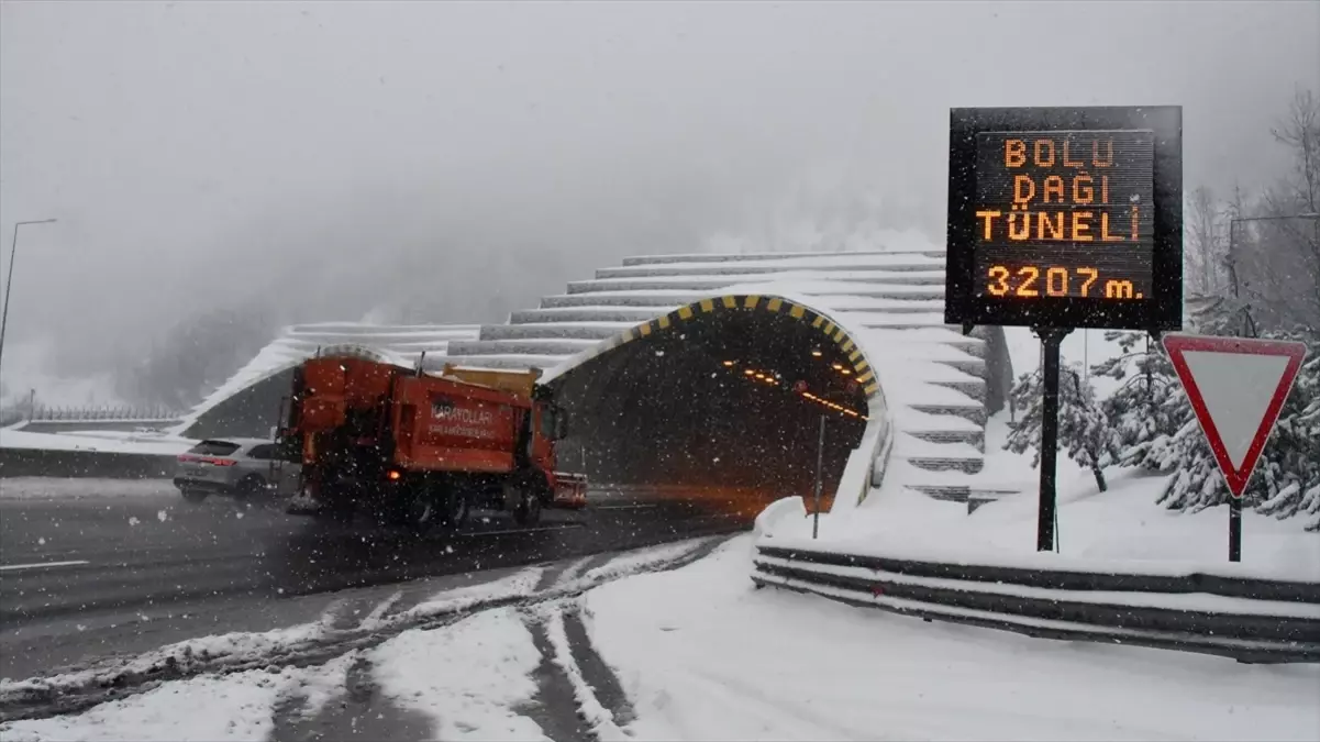 Anadolu Otoyolu'nda Düzce-Bolu Kesiminde Yoğun Kar Yağışı ve Temizlik Çalışmaları