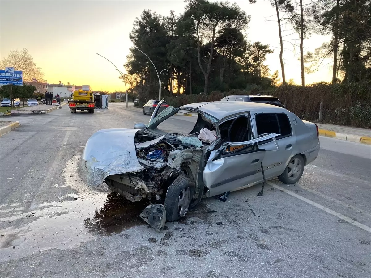 Serik'te Midibüs ve Otomobil Çarpıştı: 3 Kişi Yaralandı