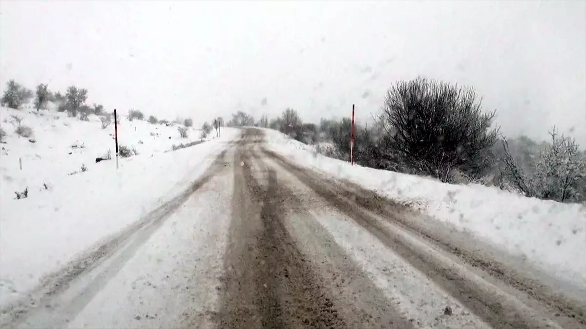 Beypazarı'nda Kar Yağışı Nedeniyle Yol Tuzlama Çalışmaları Sürüyor