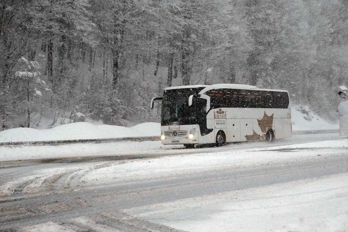 Bolu Dağı'nda D-100 Kar Yağışı: Sürücülere Önemli Uyarılar