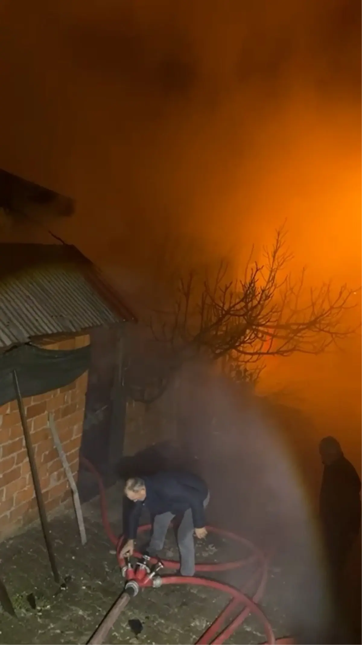 Bursa Orhaneli'de Çıkan Yangın İki Evi Etkiledi, Yarım Saatte Kontrol Altına Alındı